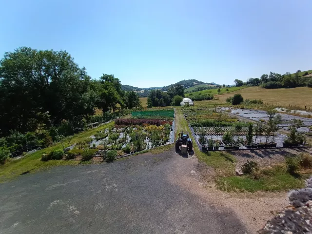 Vue sur les allées de la pépinière à Saint-Christophe-Vallon